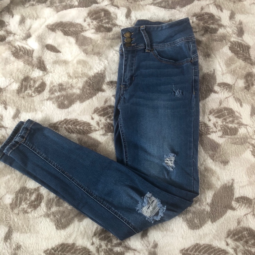 Ripped skinny butt lift jeans